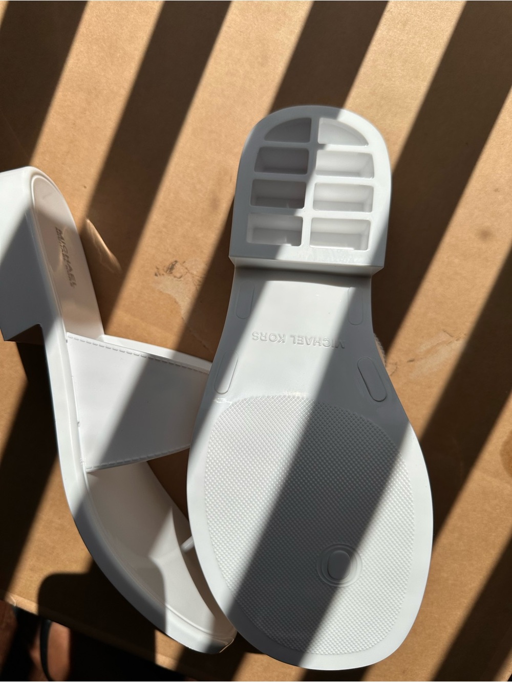 Michael Kors White Women’s  MK Logo Jelly Thong Sandals - Picture 4 of 5